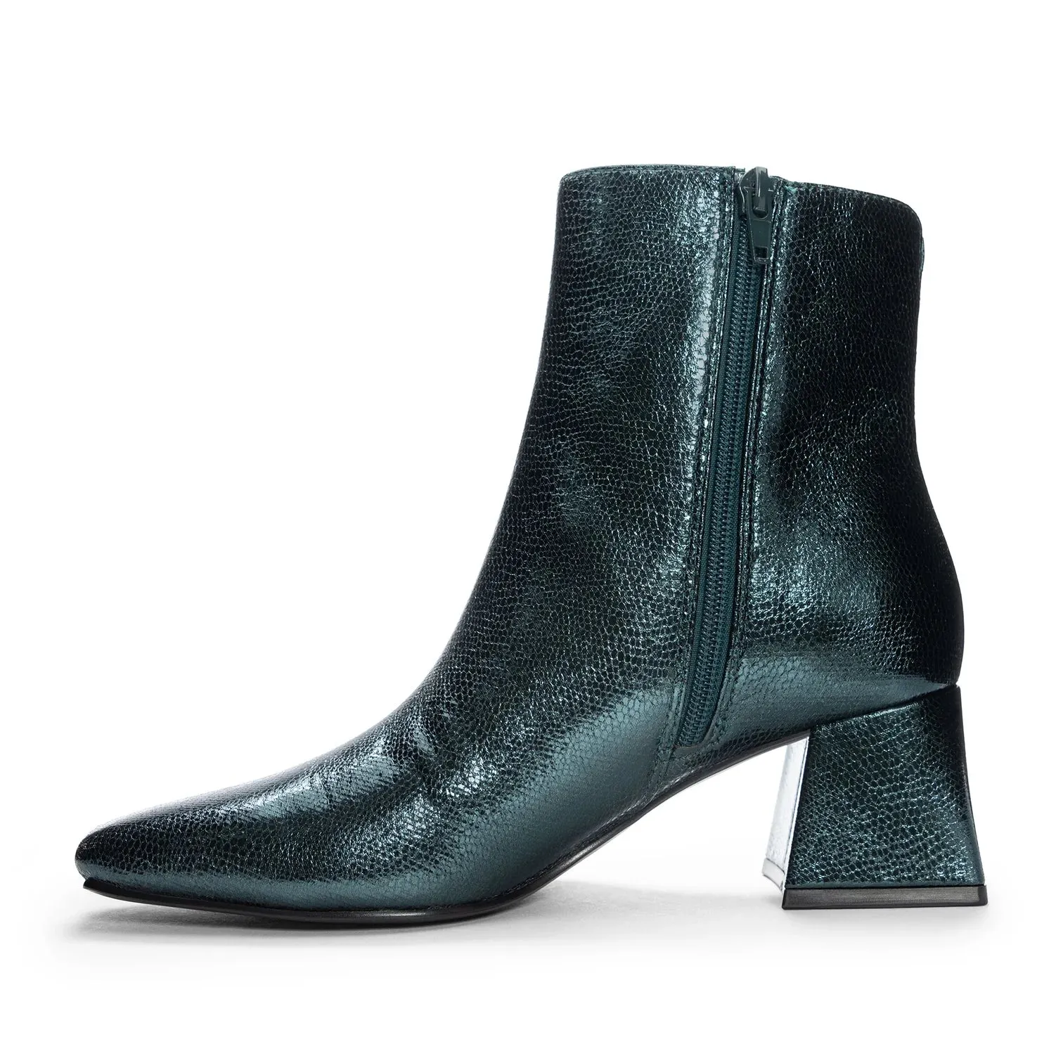 Chinese Laundry Dreamy Boot | Eggshell   Metallic Green